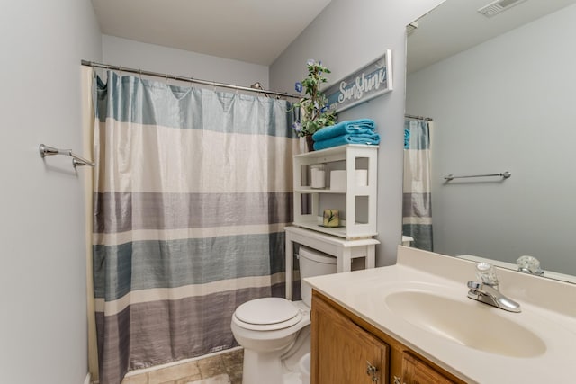 full bath featuring visible vents, vanity, toilet, and a shower with curtain