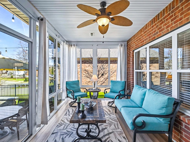 sunroom with ceiling fan