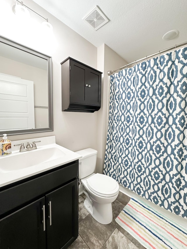 full bath with a textured ceiling, toilet, vanity, visible vents, and a shower with curtain