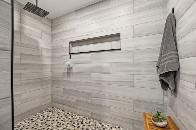 full bathroom featuring tiled shower