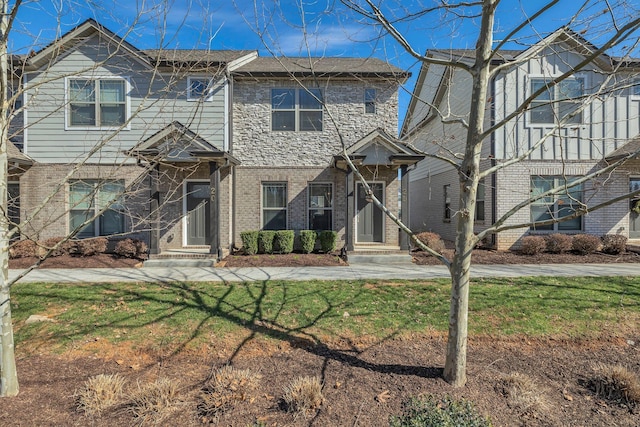 view of front of house featuring brick siding and a front lawn