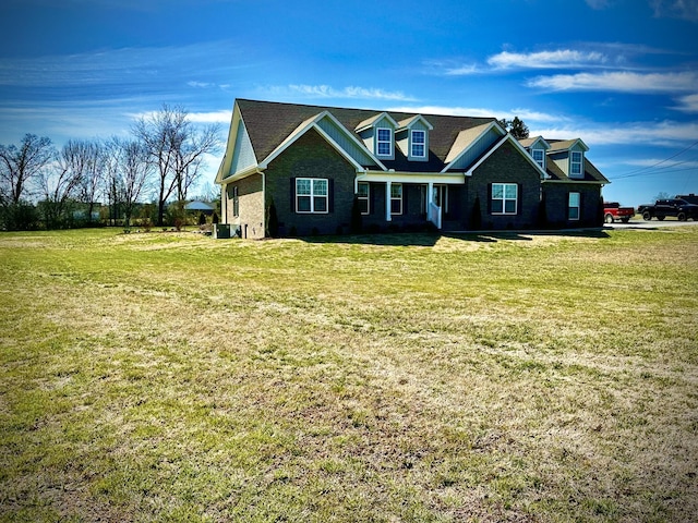 view of front of property featuring a front lawn