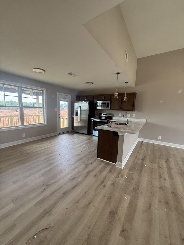 156 Cardinal Crk, Clarksville, TN 37040 - kitchen featuring stainless steel appliances, a sink, a peninsula, light countertops, and baseboards