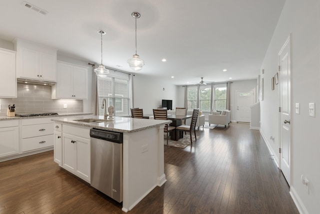 kitchen with tasteful backsplash, visible vents, dark wood-style floors, stainless steel appliances, and a sink