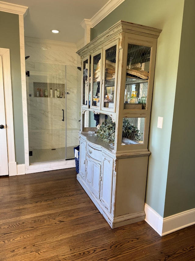 bar with baseboards, ornamental molding, dark wood-style flooring, and recessed lighting