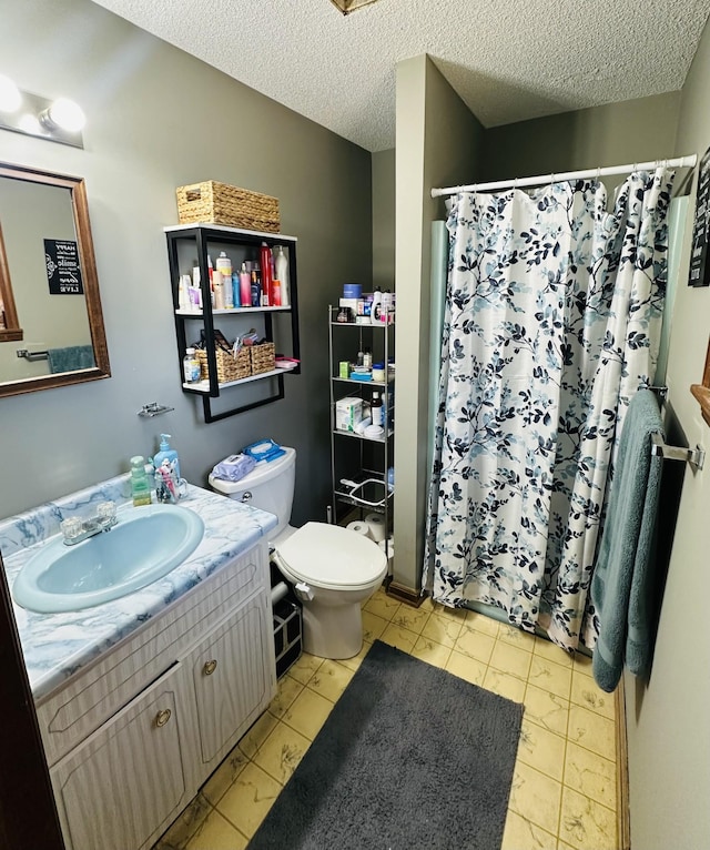 full bath featuring toilet, vanity, a shower with shower curtain, and a textured ceiling