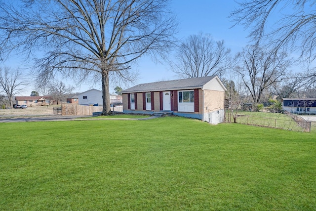 view of front of property featuring fence and a front yard