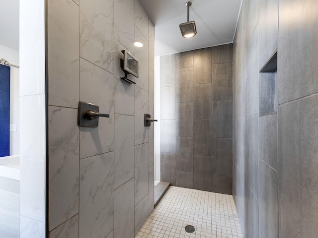 full bathroom featuring a tile shower