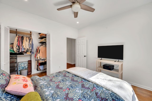 bedroom featuring ceiling fan, recessed lighting, wood finished floors, baseboards, and a closet