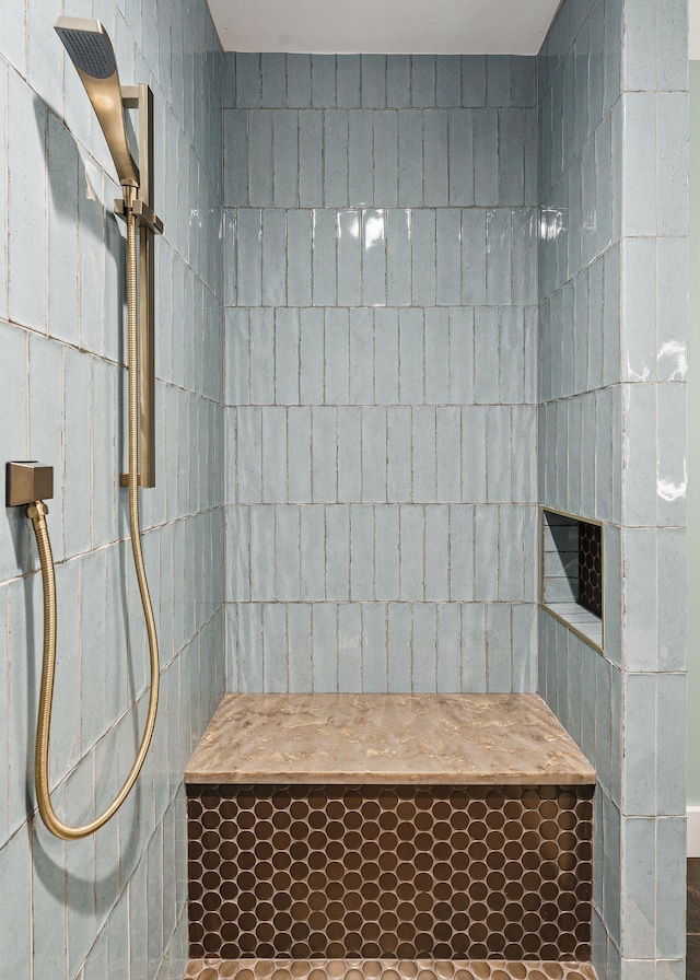 full bathroom featuring a tile shower