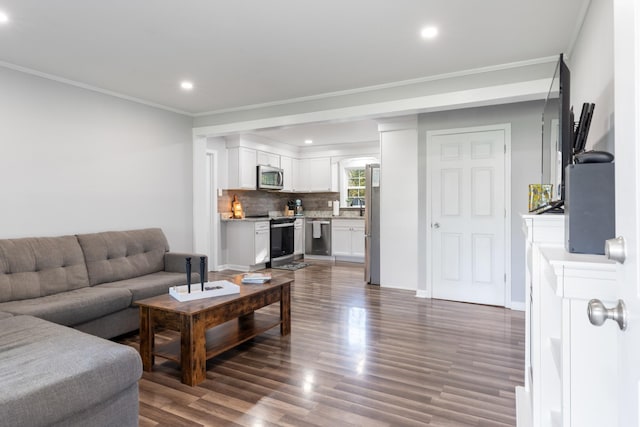 living area with baseboards, dark wood-style flooring, recessed lighting, and crown molding