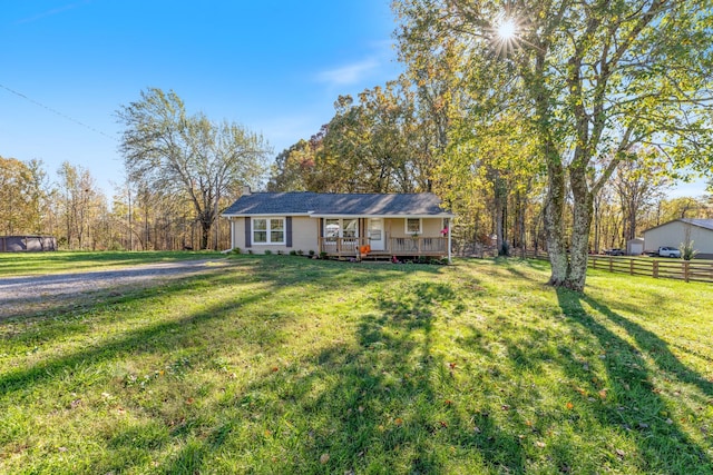 view of front of property featuring fence and a front lawn