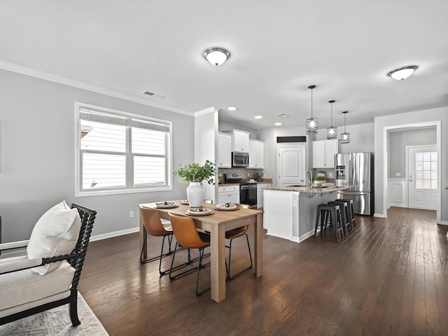 dining room featuring dark wood finished floors, recessed lighting, visible vents, ornamental molding, and baseboards