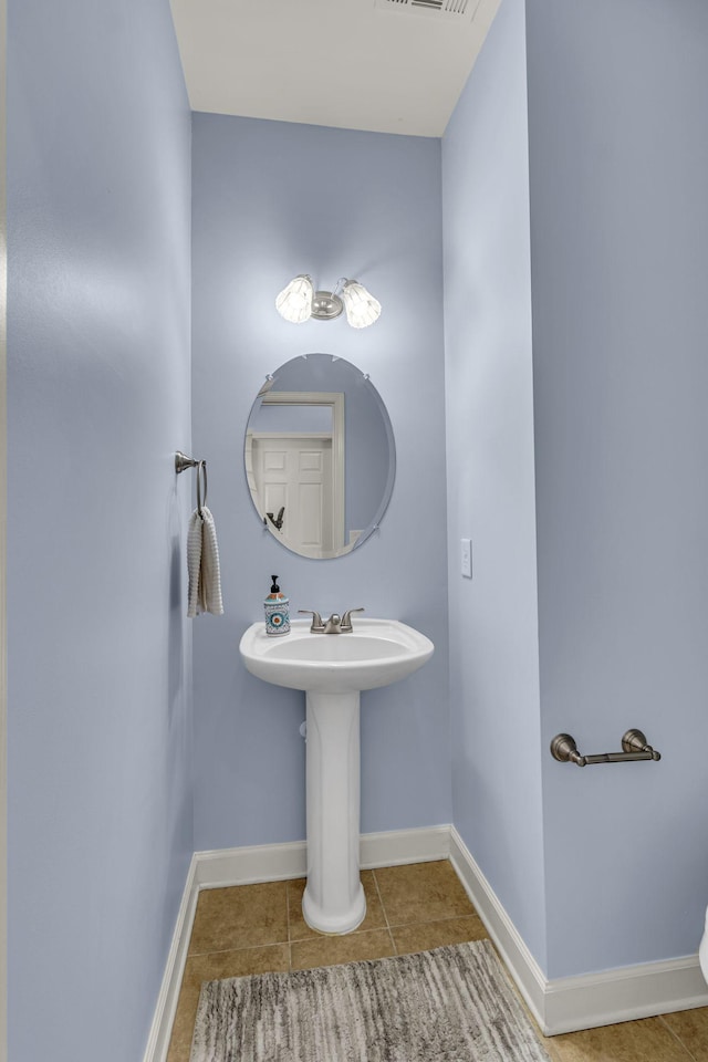 bathroom with baseboards, visible vents, and tile patterned floors