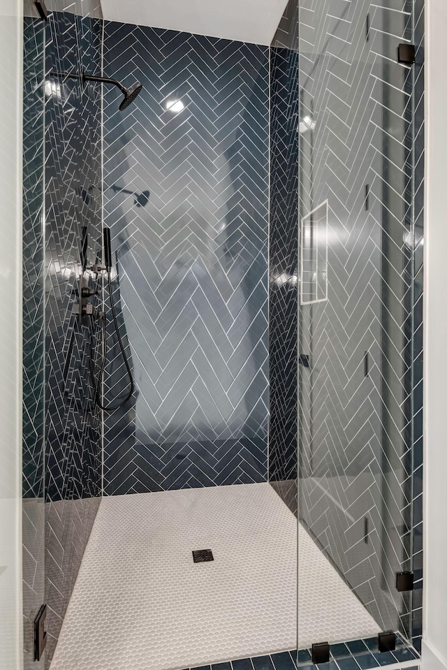 full bath featuring tiled shower