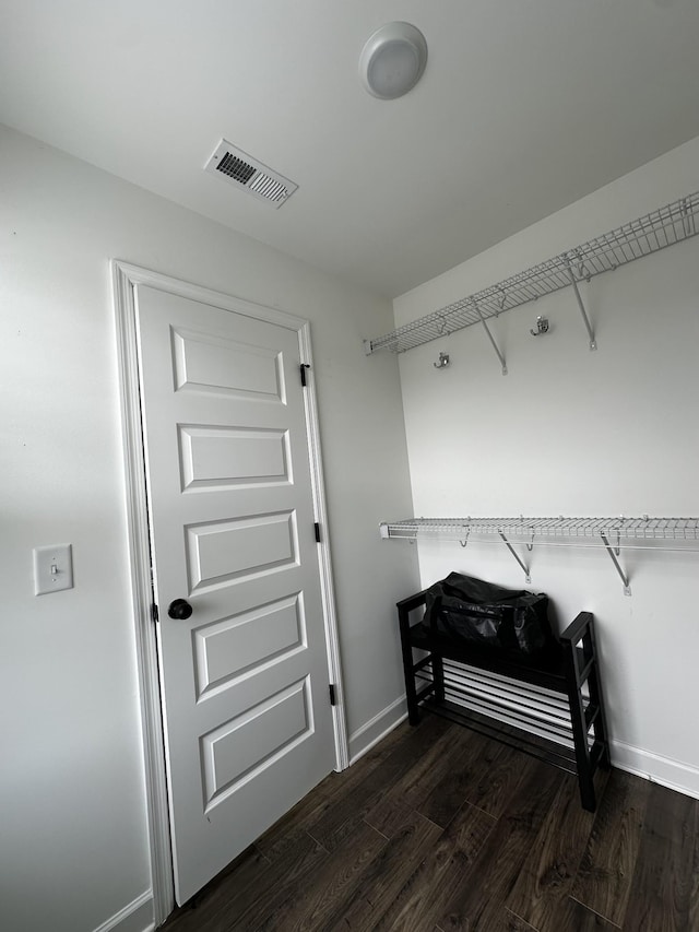 mudroom with dark wood-style floors, visible vents, and baseboards