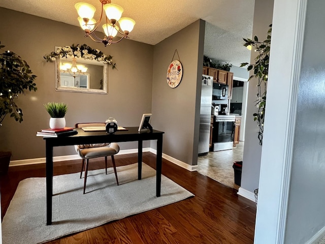 office area with dark wood-style flooring, a notable chandelier, a textured ceiling, and baseboards