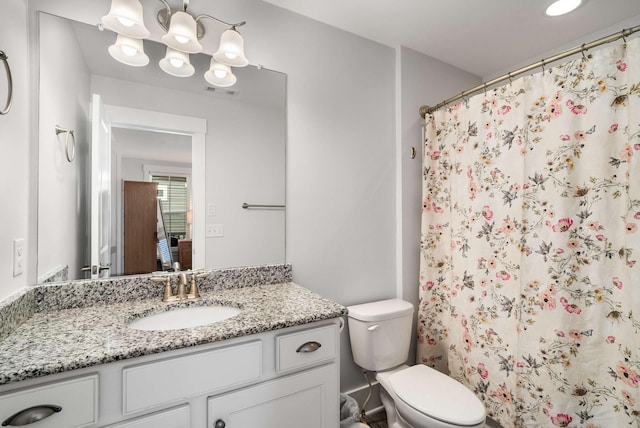 full bathroom featuring curtained shower, toilet, a notable chandelier, visible vents, and vanity