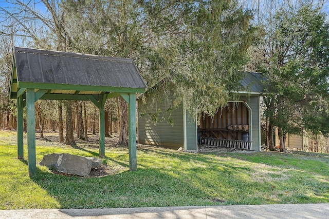 view of yard with an outdoor structure