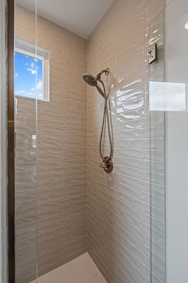 bathroom featuring tiled shower