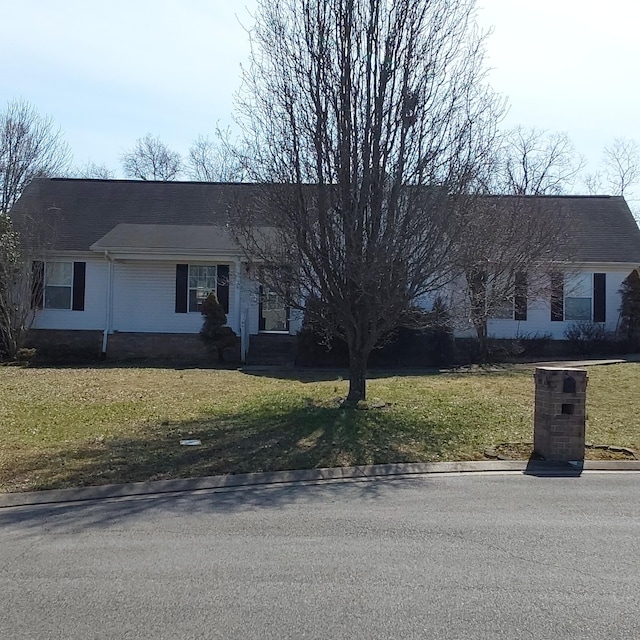 ranch-style house featuring a front lawn