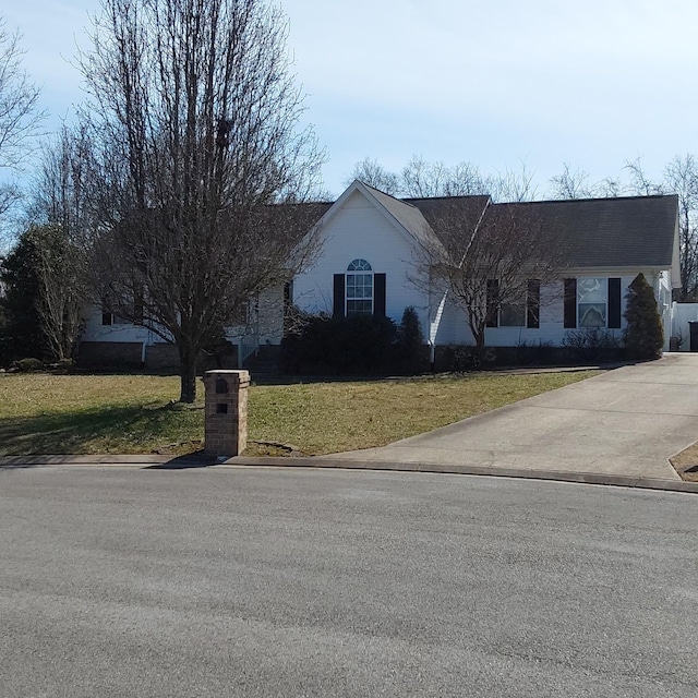 single story home with a front yard