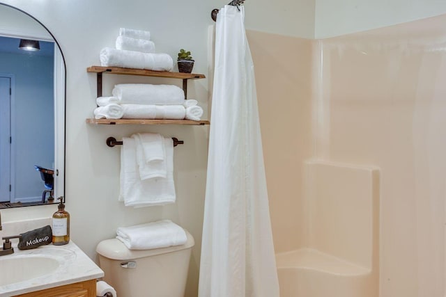 full bathroom with toilet, a shower with curtain, and vanity