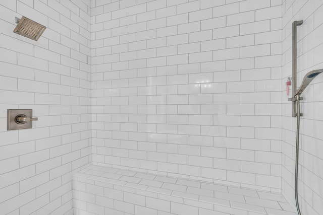 bathroom featuring a tile shower