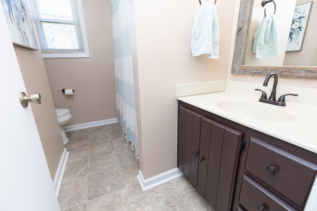 bathroom with toilet, baseboards, a shower with shower curtain, and vanity