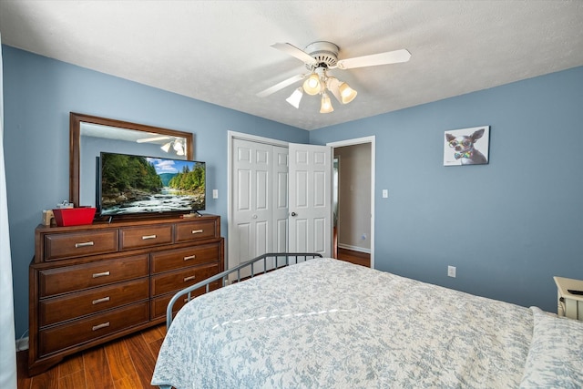 bedroom with dark wood-style floors, a textured ceiling, a ceiling fan, and a closet