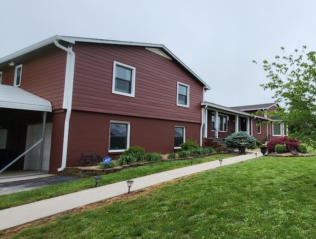view of front of property featuring brick siding and a front yard