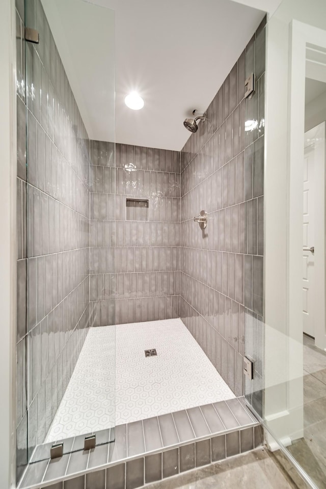 full bathroom featuring a tile shower