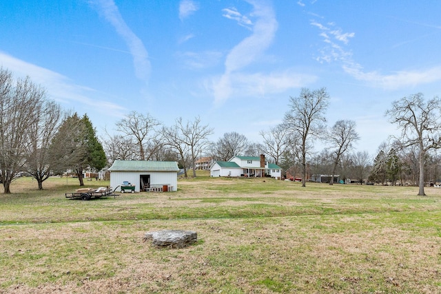 view of yard with an outdoor structure