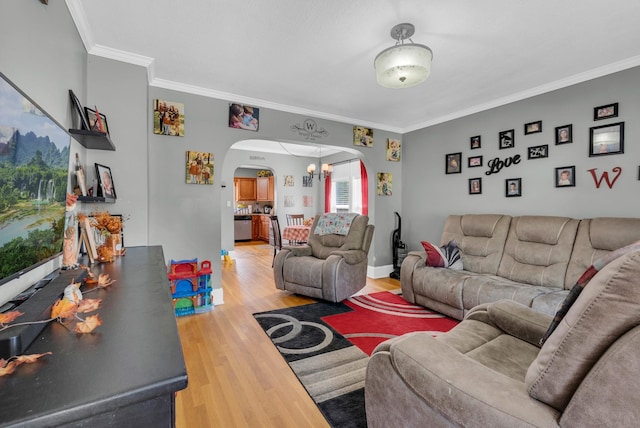 living area with baseboards, arched walkways, wood finished floors, and ornamental molding