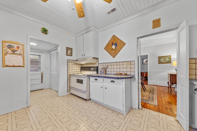 kitchen featuring visible vents, crown molding, under cabinet range hood, and white electric range oven