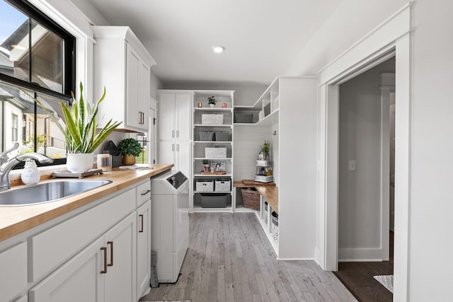 storage area with washer / dryer and a sink