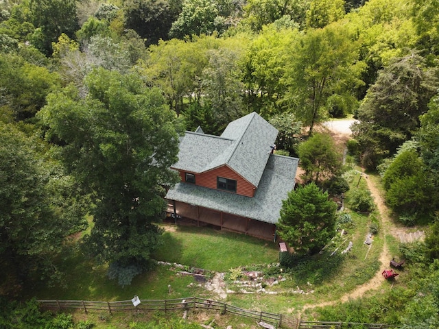 bird's eye view featuring a wooded view