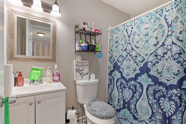 full bathroom featuring toilet, a shower with shower curtain, and vanity