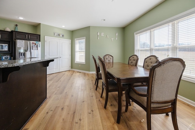 dining space featuring recessed lighting, light wood-style flooring, and baseboards