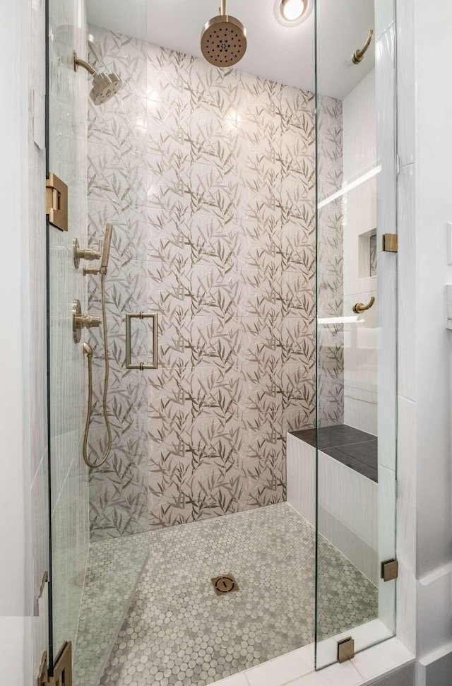 full bathroom featuring a tile shower