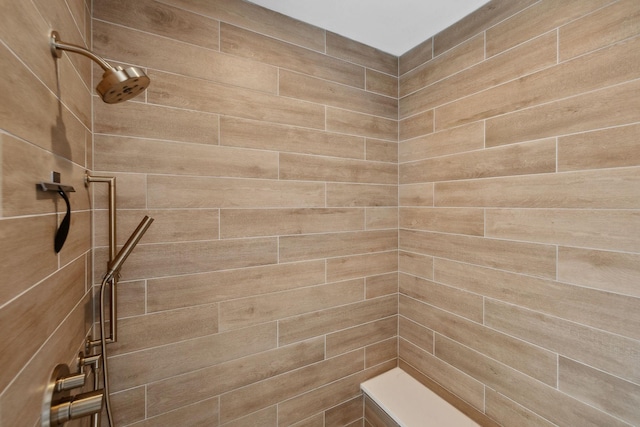 full bathroom featuring a tile shower