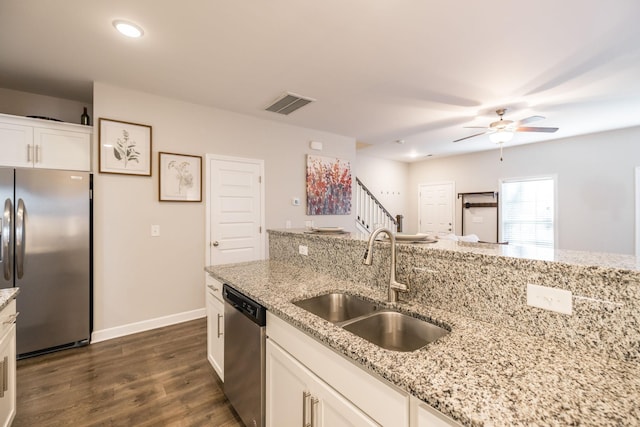 kitchen featuring dark wood-style flooring, a sink, visible vents, white cabinetry, and appliances with stainless steel finishes