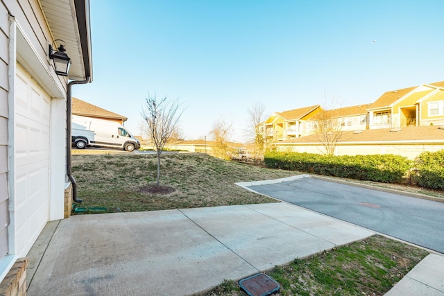 view of yard with a patio and a residential view