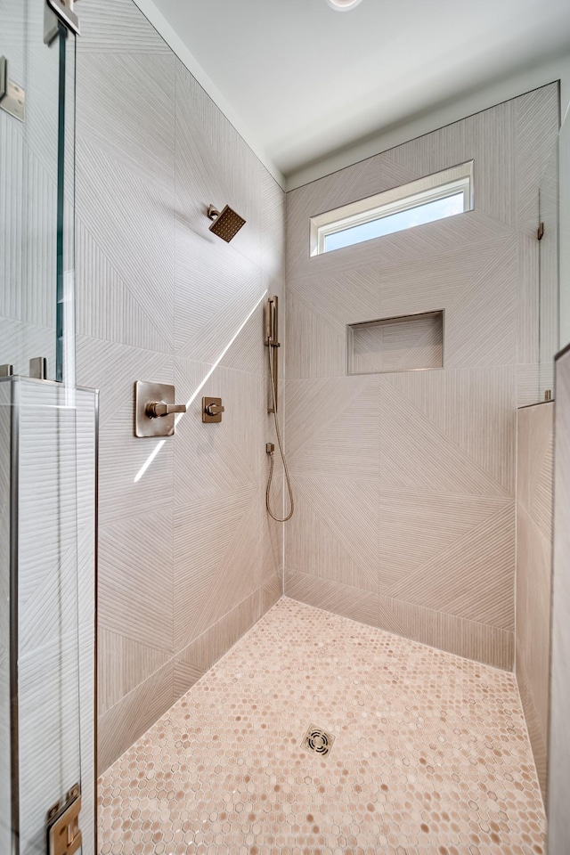 full bath with tiled shower