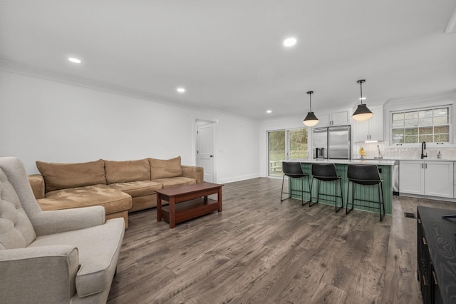 living room with dark wood-style floors, recessed lighting, baseboards, and crown molding