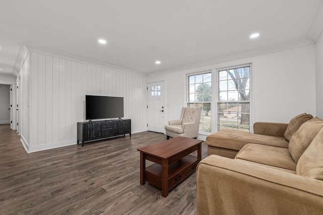 living area with dark wood-style floors, baseboards, crown molding, and recessed lighting