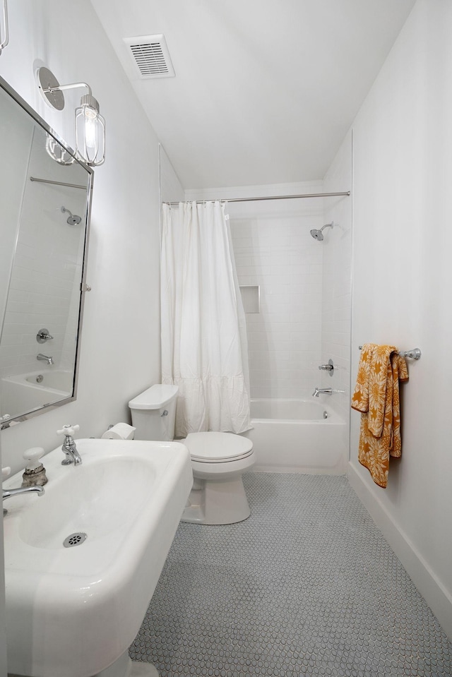 full bath featuring shower / bath combination with curtain, visible vents, toilet, tile patterned flooring, and baseboards