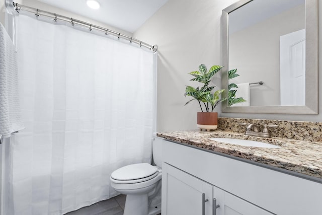 full bath featuring a shower with shower curtain, vanity, and toilet