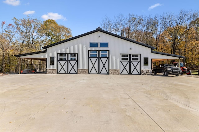 view of outdoor structure with an outbuilding