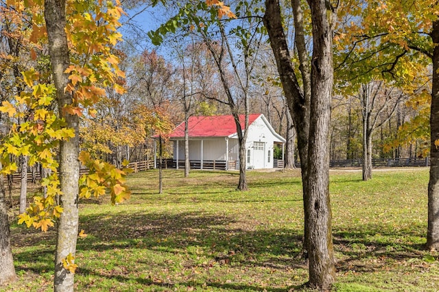 view of yard featuring fence and an outbuilding